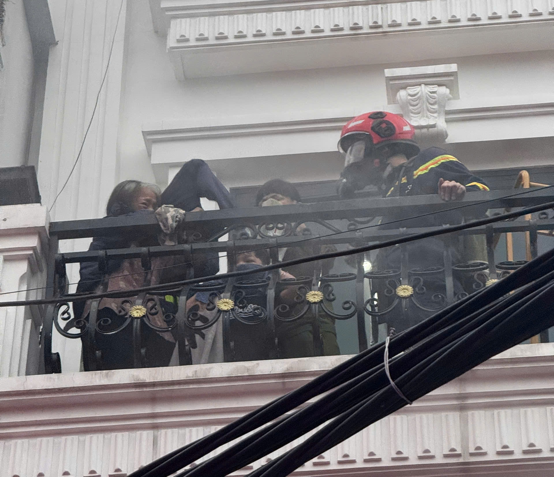 Kịp thời cứu 3 người mắc kẹt trong vụ cháy nhà dân tại phường Lê Chân